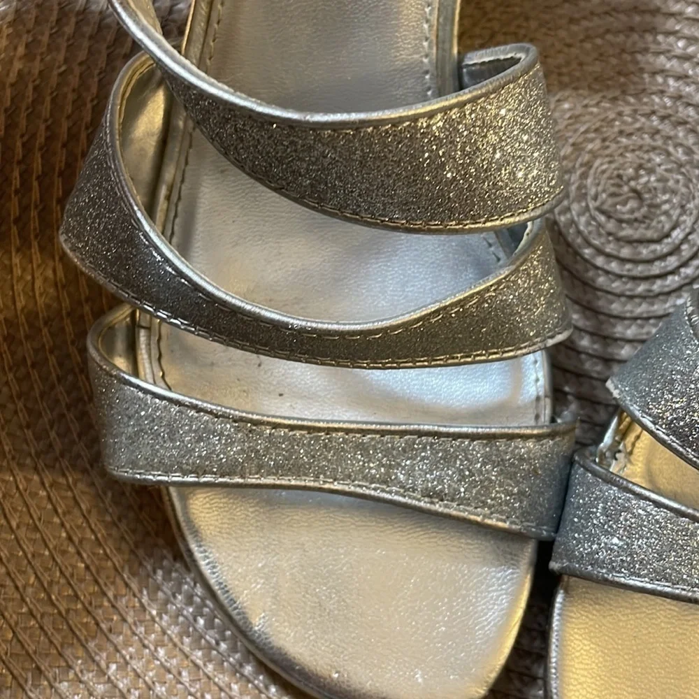 Apt. 9 Silver Heels‎